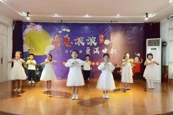 月團圓,人團圓 月團圓,人團圓