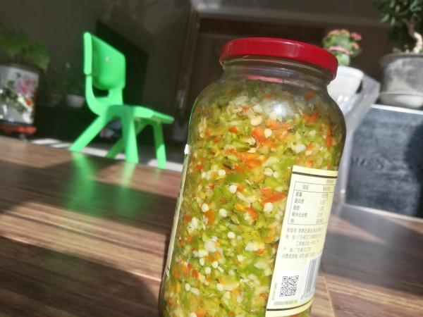 秋後的辣椒吃不完別浪費，做成蒜蓉辣醬很簡單，放上一年都不壞