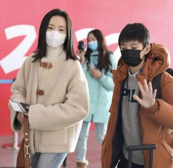 董潔得獎後底氣足！帶兒子現身機場狀態佳，穿羊絨羔氣質照樣出眾