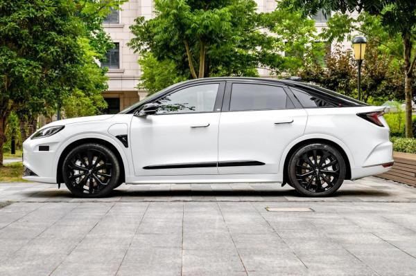 國產純電動中大型轎跑，25.19萬起，軸距2915mm，極狐阿爾法S