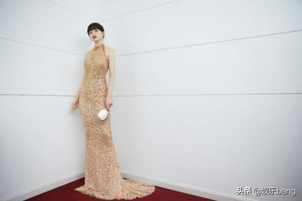 女星衛視春晚造型，楊冪唐嫣同穿吊脖裙，Baby離婚後美出新高度