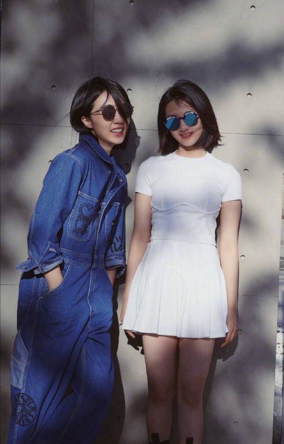 孫莉攜小女兒走機場，西裝配牛仔褲簡約十足，母女倆顏值都高