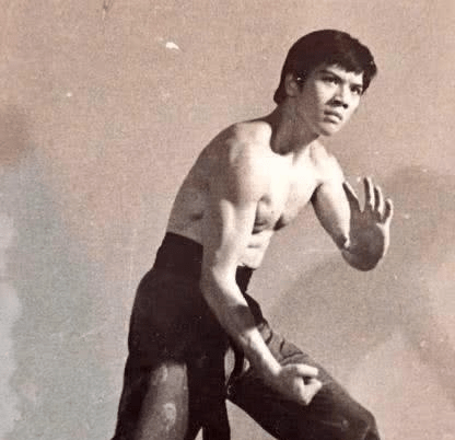 向華強年輕時長啥樣？當照片流出，才知為啥成龍怕他，關之琳愛他