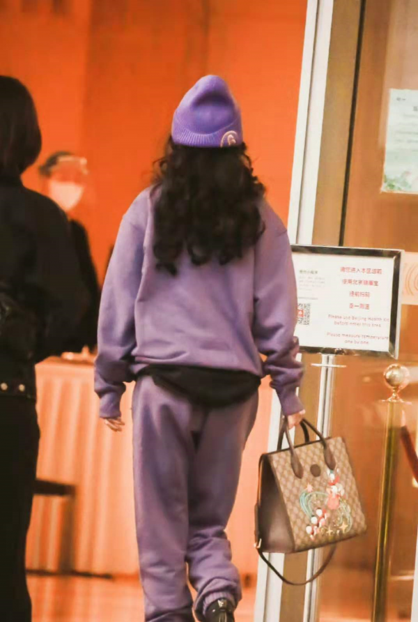 楊冪真厲害,35歲穿運動套裝配毛線帽像個大學生,果真是逆生長 楊冪真厲害,35歲穿運動套裝配毛線帽像個大學生,果真是逆生長