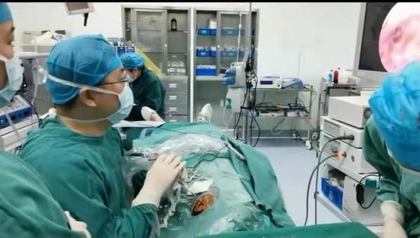 險！電焊金屬碎屑射進耳朵，醫生精細探查妙手“取彈”