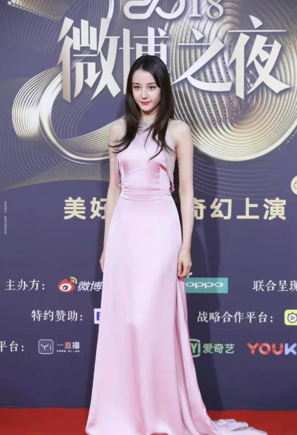 迪麗熱巴一改美豔風,清透妝容配粉色長裙,看著好像“芭比娃娃” 迪麗熱巴一改美豔風,清透妝容配粉色長裙,看著好像“芭比娃娃”