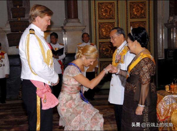 凱特為什麼沒有向丹麥王儲妃行禮？王室屈膝禮科普大放送