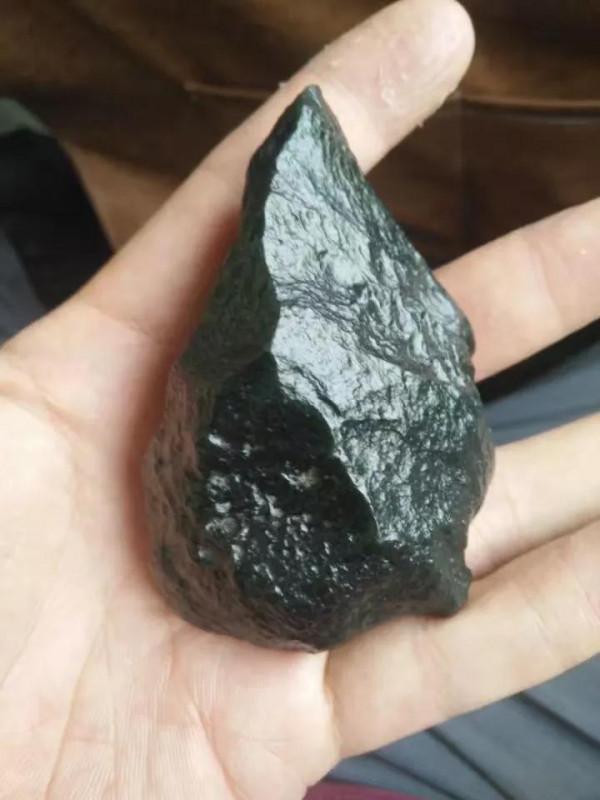 戈壁黑青和田玉