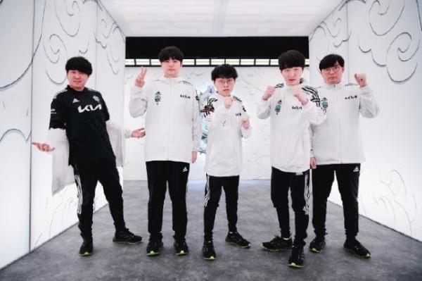 DK發生內訌,輔助恐將退役,知情人:LWX留在FPX!有人宣佈退役 DK發生內訌,輔助恐將退役,知情人:LWX留在FPX!有人宣佈退役