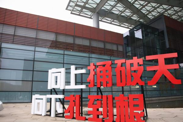 業內首發！“中國芯”再獲突破，美院士感慨：中國科學家不睡覺嗎