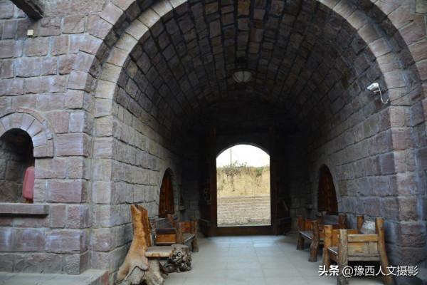 畫畫的“老頭兒”，10年磨洋工修成石頭城堡，專家：能用500年