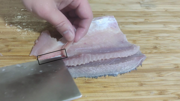 鯽魚去刺這麼簡單，154根骨刺根根去除，吃魚像吃豆腐一樣放心