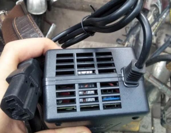 充電“先插電源”和“先插電池”，哪個會傷電動車？車主：馬上改