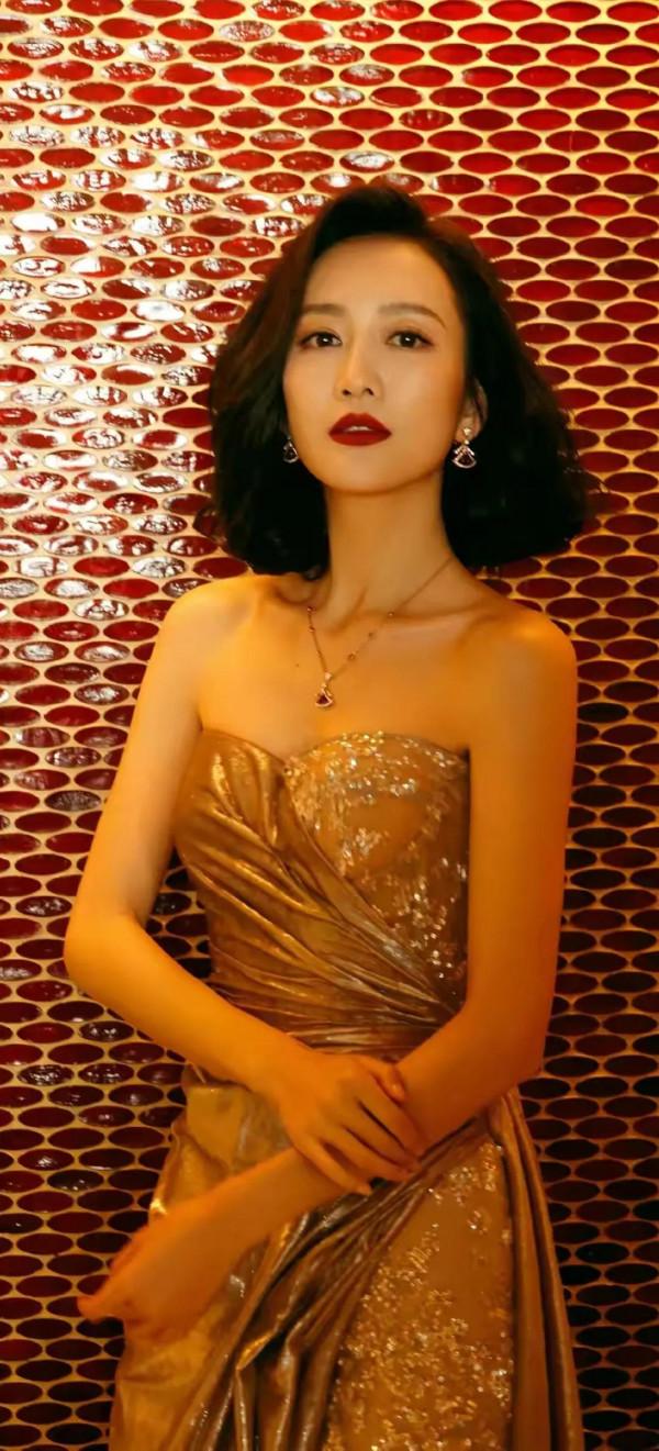 王鷗有種特殊氣質：月上柳俏頭，人約黃昏後