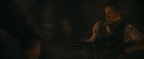 穿高衩裙光腳打架、徒手扒飛機，這部耗資超12億的大爽片，好過癮