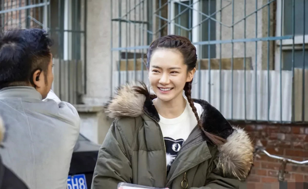 戚薇天生也不是仙女，素顏臉蛋也有法令紋，雙麻花辮還挺特殊