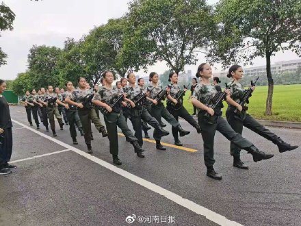 升國旗時要搖125~130圈手柄