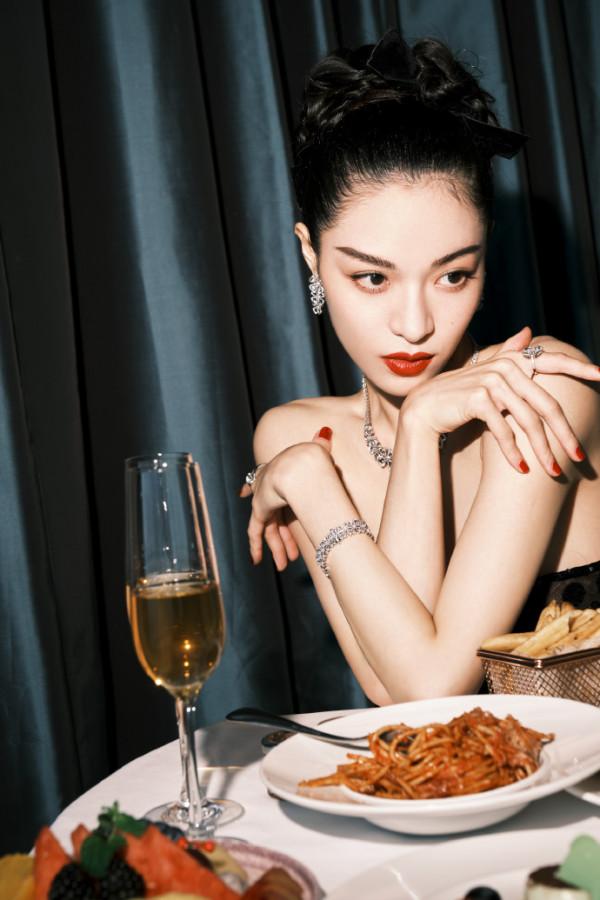 芭莎慈善夜紅毯絕了!景甜張彬彬、楊冪陳偉霆發糖,baby豔壓全場 芭莎慈善夜紅毯絕了!景甜張彬彬、楊冪陳偉霆發糖,baby豔壓全場