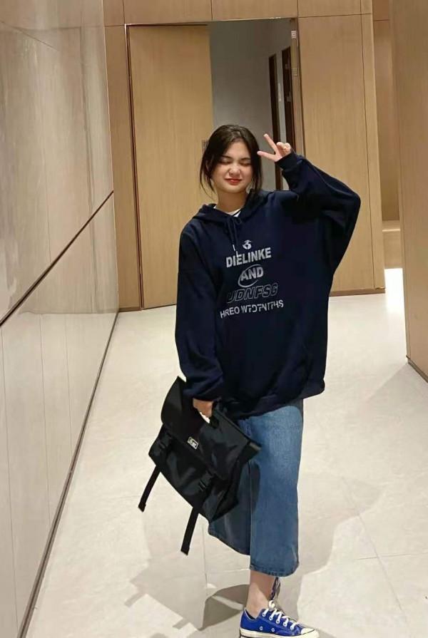 這才是普通人該有的秋季穿搭:衛衣+過膝裙,優雅時髦誰穿誰好看 這才是普通人該有的秋季穿搭:衛衣+過膝裙,優雅時髦誰穿誰好看