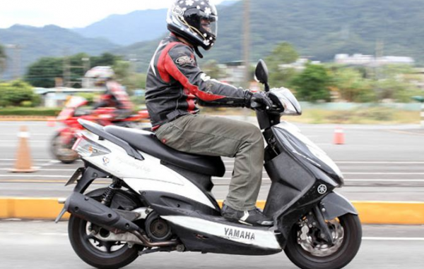 才知道，騎電動車也需要技術，學會這幾招，以後騎車更穩、更安全