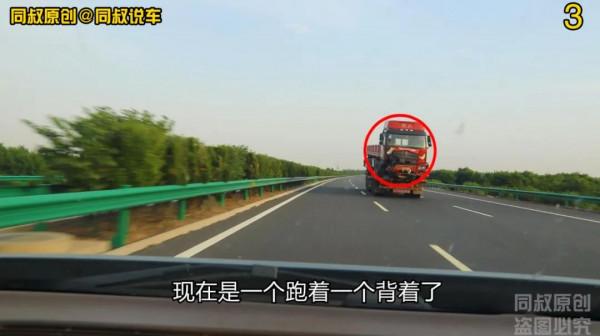 小白車斜道匯入並連續變道,兩輛車被逼讓行,這個風險在哪裡? 小白車斜道匯入並連續變道,兩輛車被逼讓行,這個風險在哪裡?