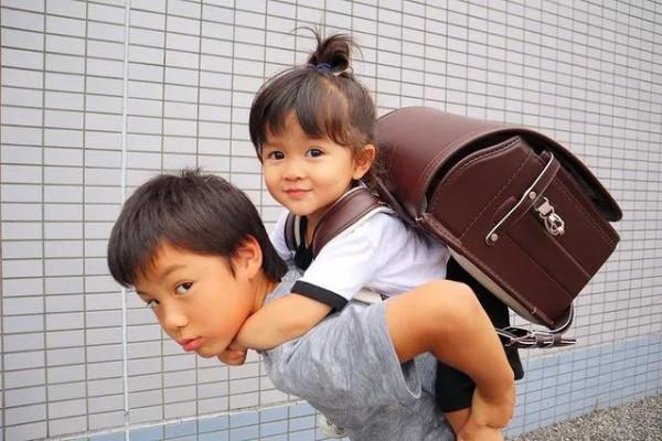 日本“紙箱寶寶”長大了！看過她爸媽的照片後，我酸了