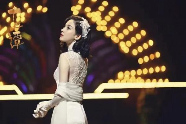 《十二譚》首播槽點滿滿，娜扎著旗袍洋裝上陣很養眼，氣質高雅