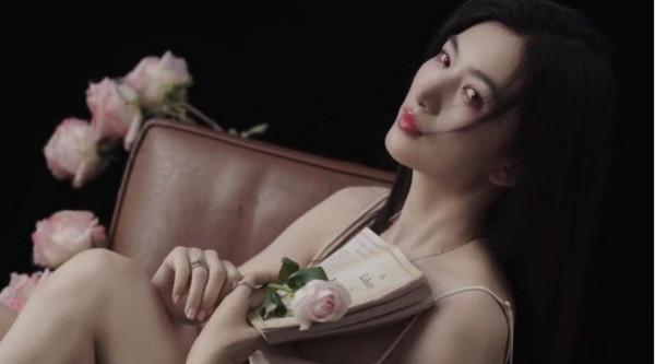 龍怡利靠一張天生高階臉，成為老天爺偏愛的寵兒