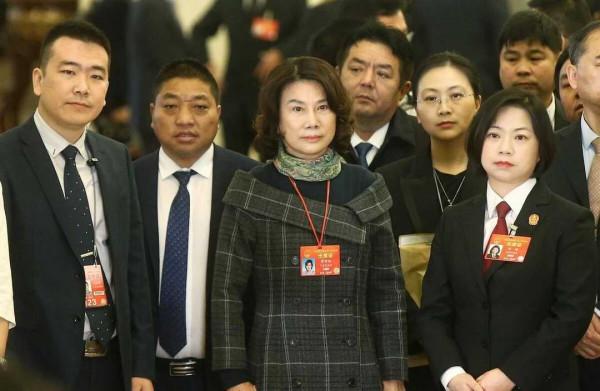 董明珠不愧是見過世面，穿露肩裙配高領打底，端莊又高階洋氣