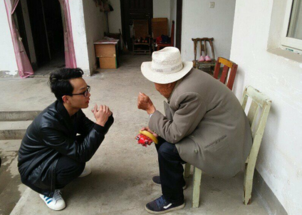 山東老農隱藏功名72年，被意外發現時，功臣牌匾竟用來壓糧缸