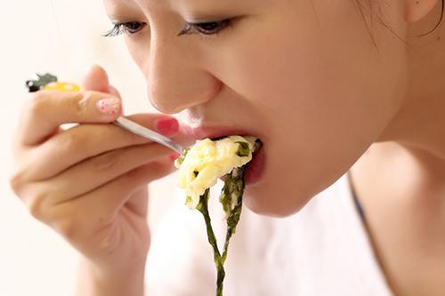 40多歲女性,頭頂多白髮,說明老了?白髮能不能轉黑? 40多歲女性,頭頂多白髮,說明老了?白髮能不能轉黑?