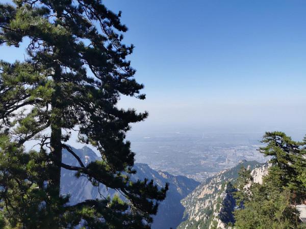 仙掌崖在華 山東 峰 仙掌崖在華 山東 峰