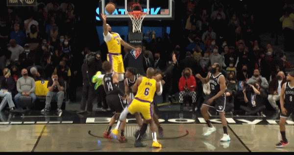 詹姆斯轟下33分，湖人106比96完勝籃網