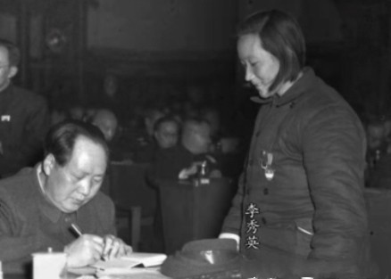 1952年，一連長看見銀幕上與主席握手的勞模，突然大哭：她是我妻