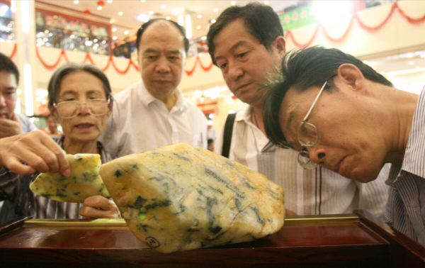 1.18億元“泰山玉王”被曝，賭石為何說是“一刀窮，一刀富”？