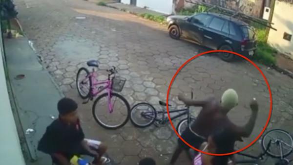 巴西男孩扔鞭炮進屋致4歲女孩死亡 居民怒燒他家