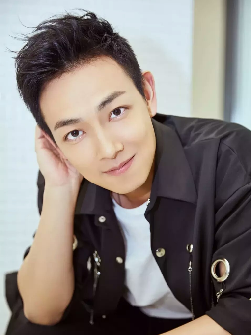 愛國港星梁烈唯：因愛國言論遭雪藏、被排擠，如今苦盡甘來終成王