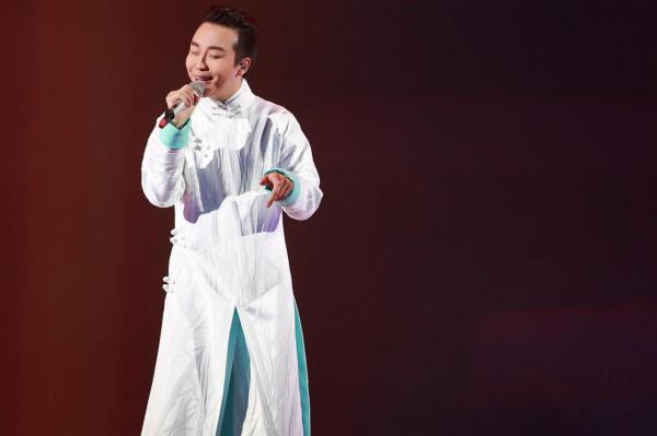 從“服務員”到“貴妃”，被辱罵的20年間，李玉剛究竟經歷了什麼