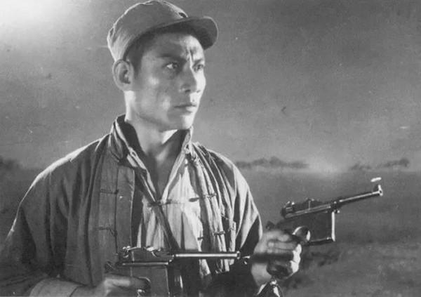 10位抗戰片英雄主演現狀:有人成將軍,有人罹患癌症,有人已離世 10位抗戰片英雄主演現狀:有人成將軍,有人罹患癌症,有人已離世