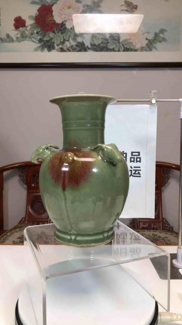 釉裡紅三羊開泰賞瓶，