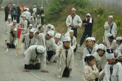 在喪葬習俗中，“送盤纏”是咋回事？都是誰來送的