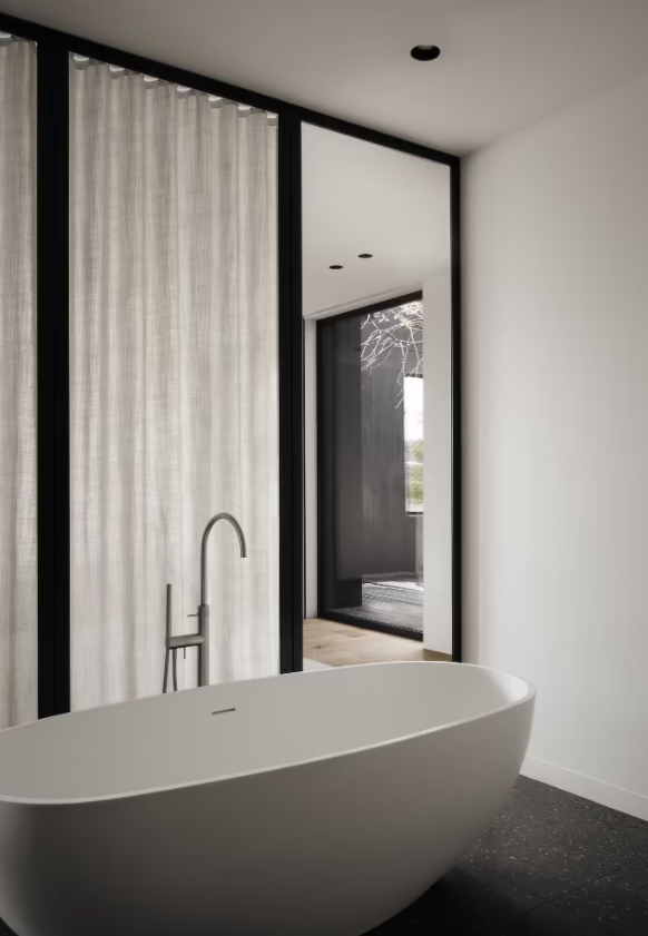 國外案例 | 加拿大現代極簡家居，頂層被花園和菜園包圍的家