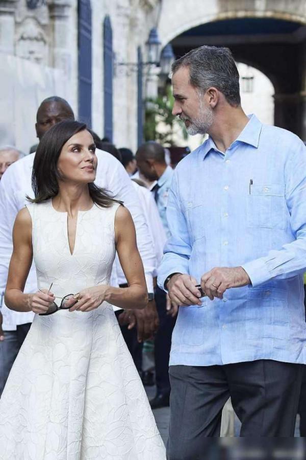 西班牙國王有多寵妻，為萊蒂齊亞彎腰撿古董胸針，如此丈夫惹人羨