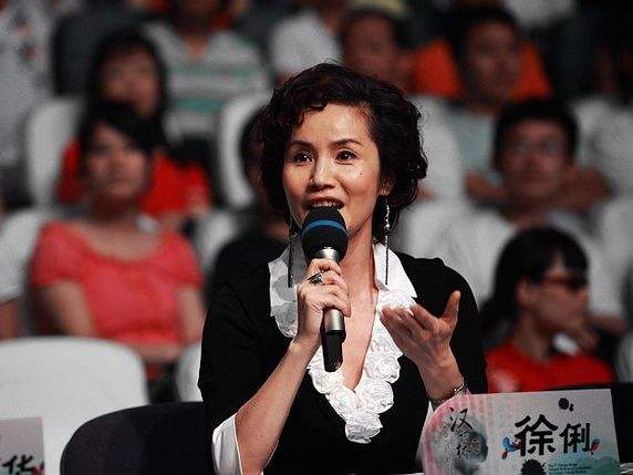 《中國新聞》首個女主播徐俐！29年主持零失誤，60歲含淚告別央視