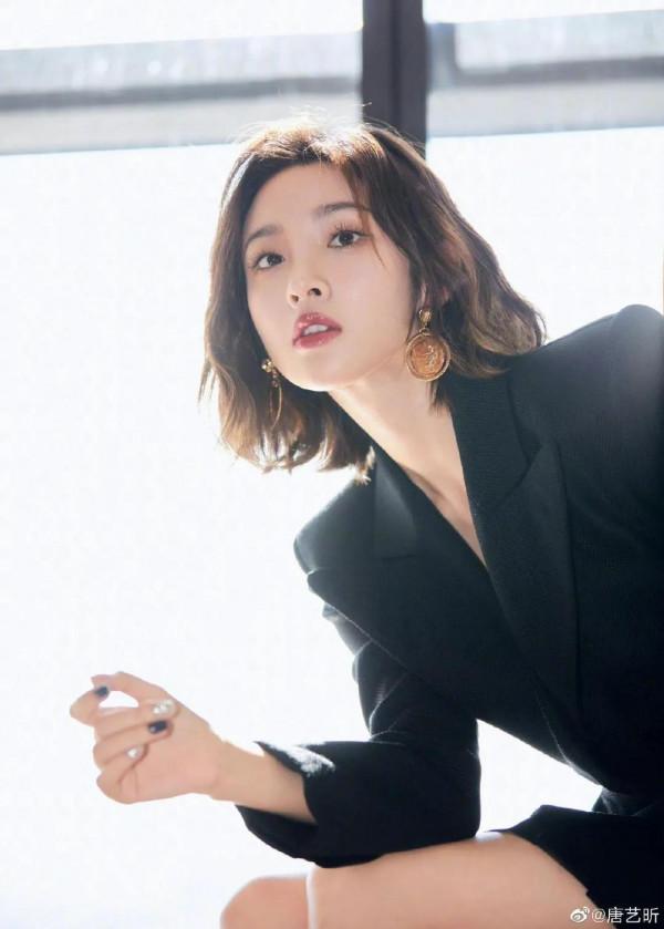 唐藝昕四宮格隨拍，好喜歡唐藝昕的西裝裙，隨手拍也超級美膩！ ​ ​​​