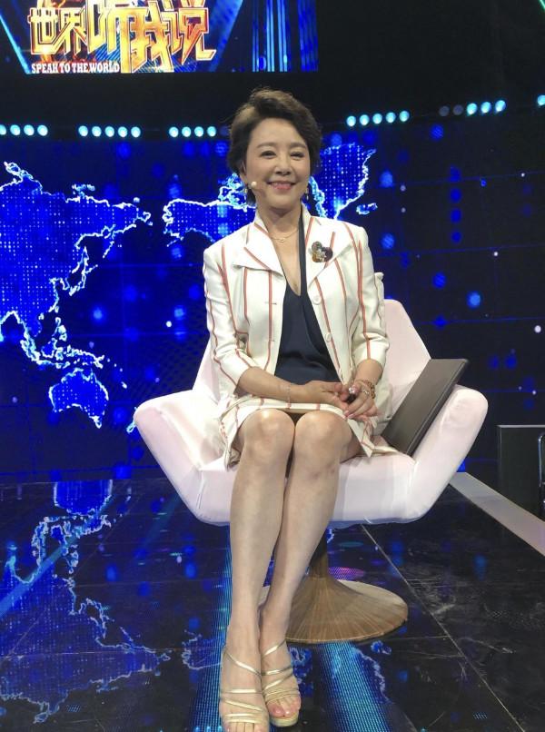 張瑜活成了50後的驕傲，一襲黑色裹身連衣裙端莊穩重，氣質感滿分