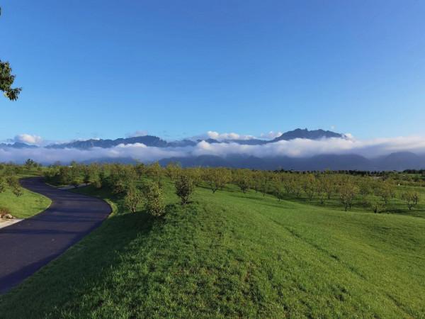 向山而行，坐在你身邊看雲