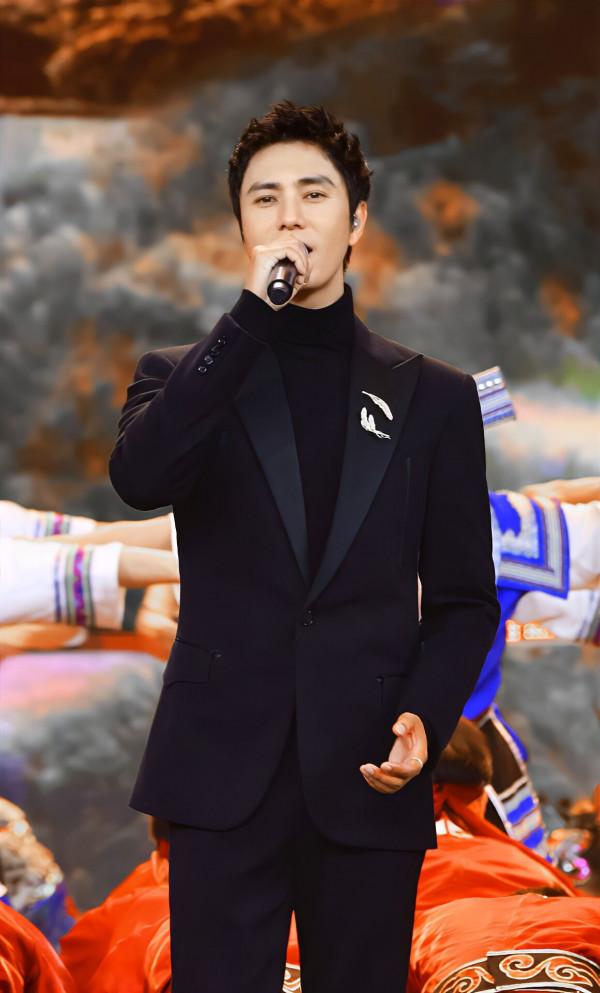 國慶晚會明星造型：張韶涵裙子似銀河，謝霆鋒唐裝打扮一身正氣