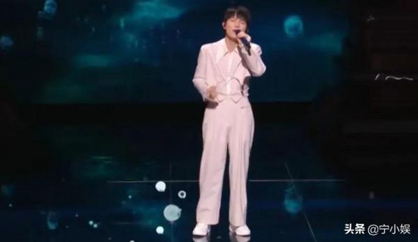 造型師集體掉線?易烊千璽不倫不類,周冬雨暴露缺點,張韶涵太顯老 造型師集體掉線?易烊千璽不倫不類,周冬雨暴露缺點,張韶涵太顯老