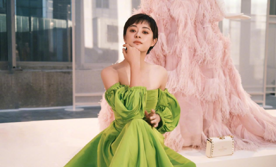39歲的孫儷很會保養!一襲綠裙清新又優雅,膚若凝脂惹人羨慕 39歲的孫儷很會保養!一襲綠裙清新又優雅,膚若凝脂惹人羨慕